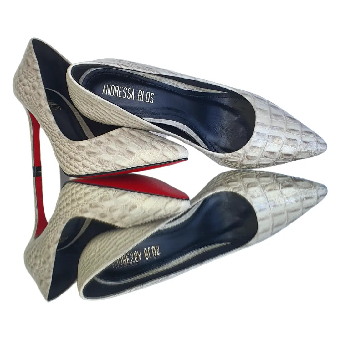 Scarpin Couro Legítimo Off White Croco Salto Alto 10cm Sola Vermelha