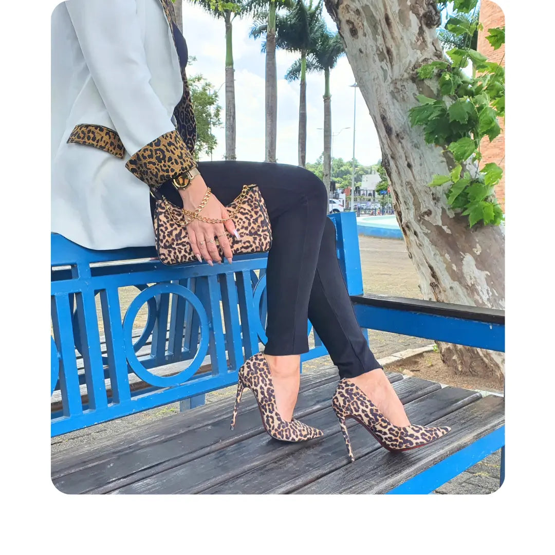 Bolsa Onça Estampada Pequena Corrente Dourada Com Alça de Mão e Tiracolo Removível Modelo Paris