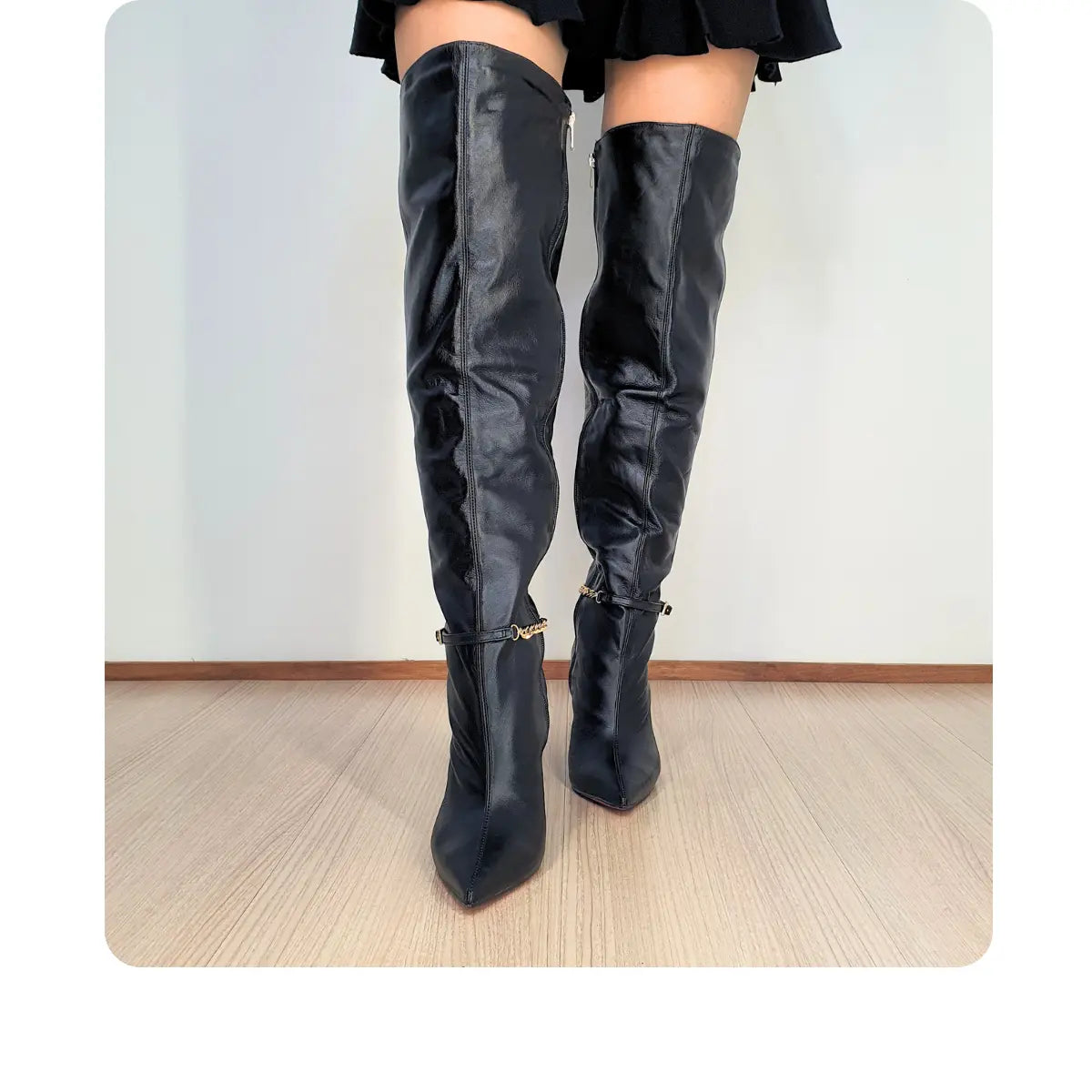 Bota Over The Knee Couro Legítimo Preto Salto Alto Varia de 10cm a 12cm Sola Vermelha Enfeite Removível