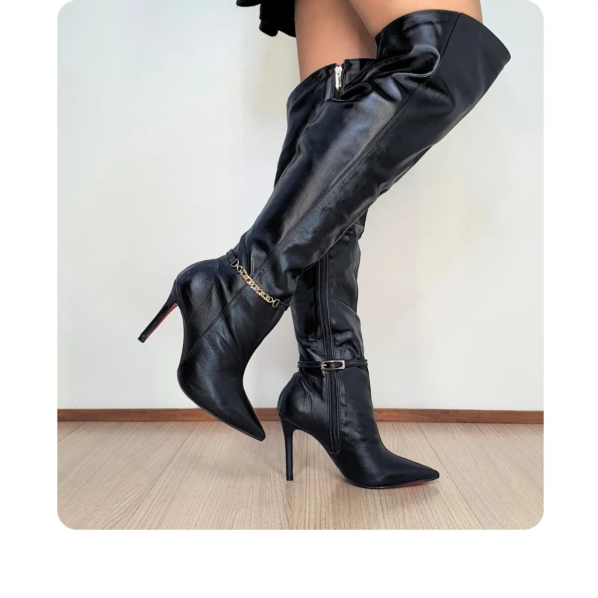 Bota Over The Knee Couro Legítimo Preto Salto Alto Varia de 10cm a 12cm Sola Vermelha Enfeite Removível