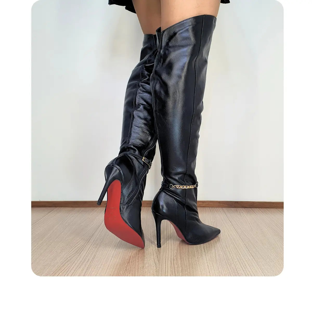 Bota Over The Knee Couro Legítimo Preto Salto Alto Varia de 10cm a 12cm Sola Vermelha Enfeite Removível
