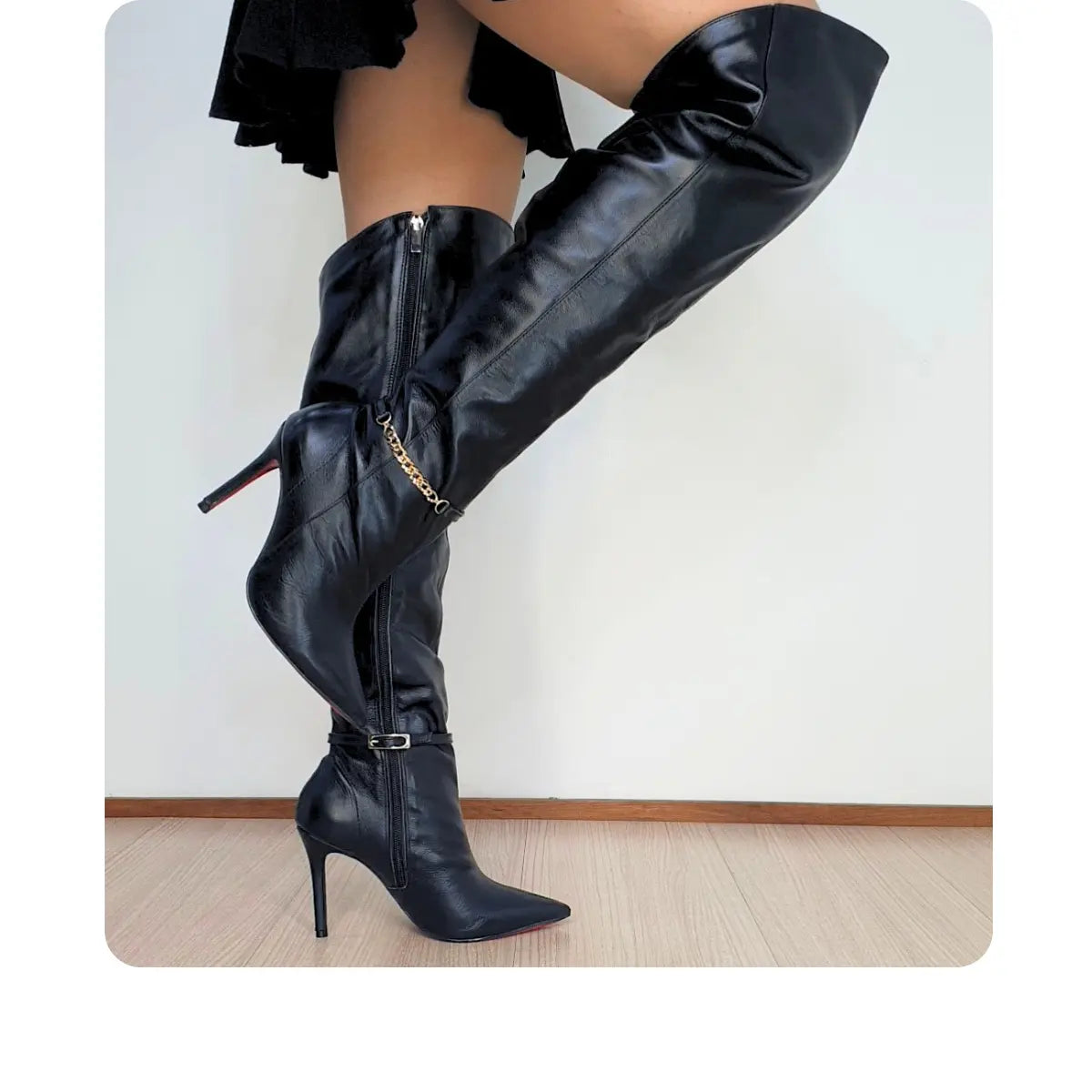 Bota Over The Knee Couro Legítimo Preto Salto Alto Varia de 10cm a 12cm Sola Vermelha Enfeite Removível