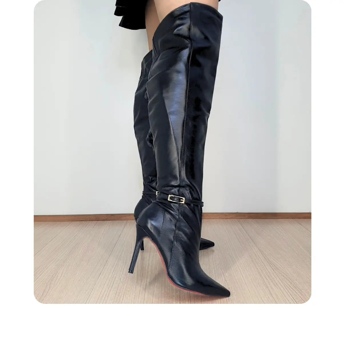 Bota Over The Knee Couro Legítimo Preto Salto Alto Varia de 10cm a 12cm Sola Vermelha Enfeite Removível
