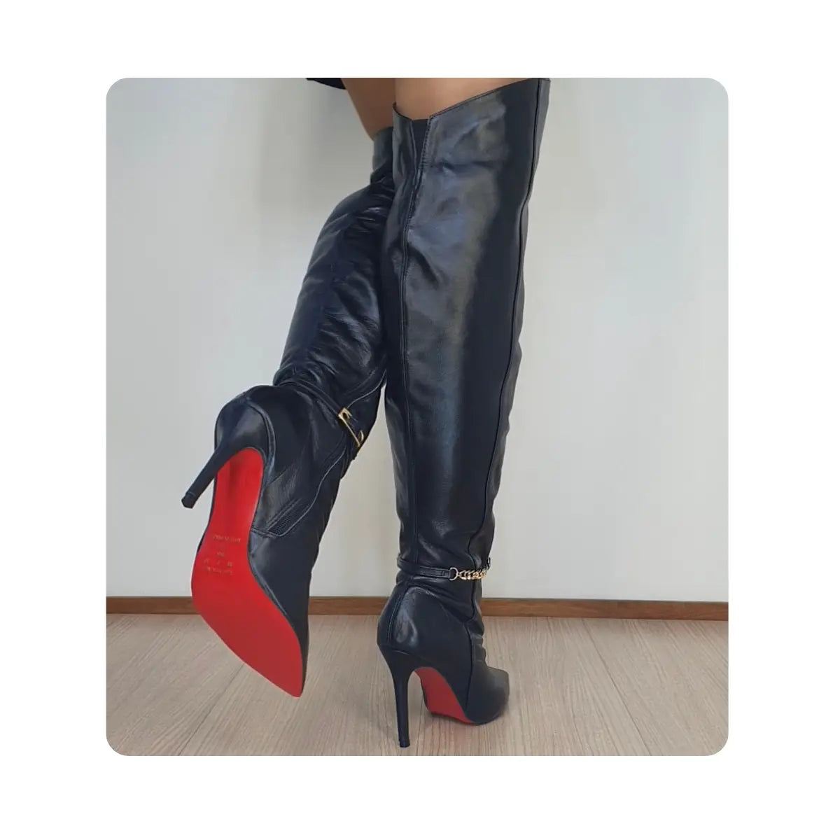 Bota Over The Knee Couro Legítimo Preto Salto Alto Varia de 10cm a 12cm Sola Vermelha Enfeite Removível