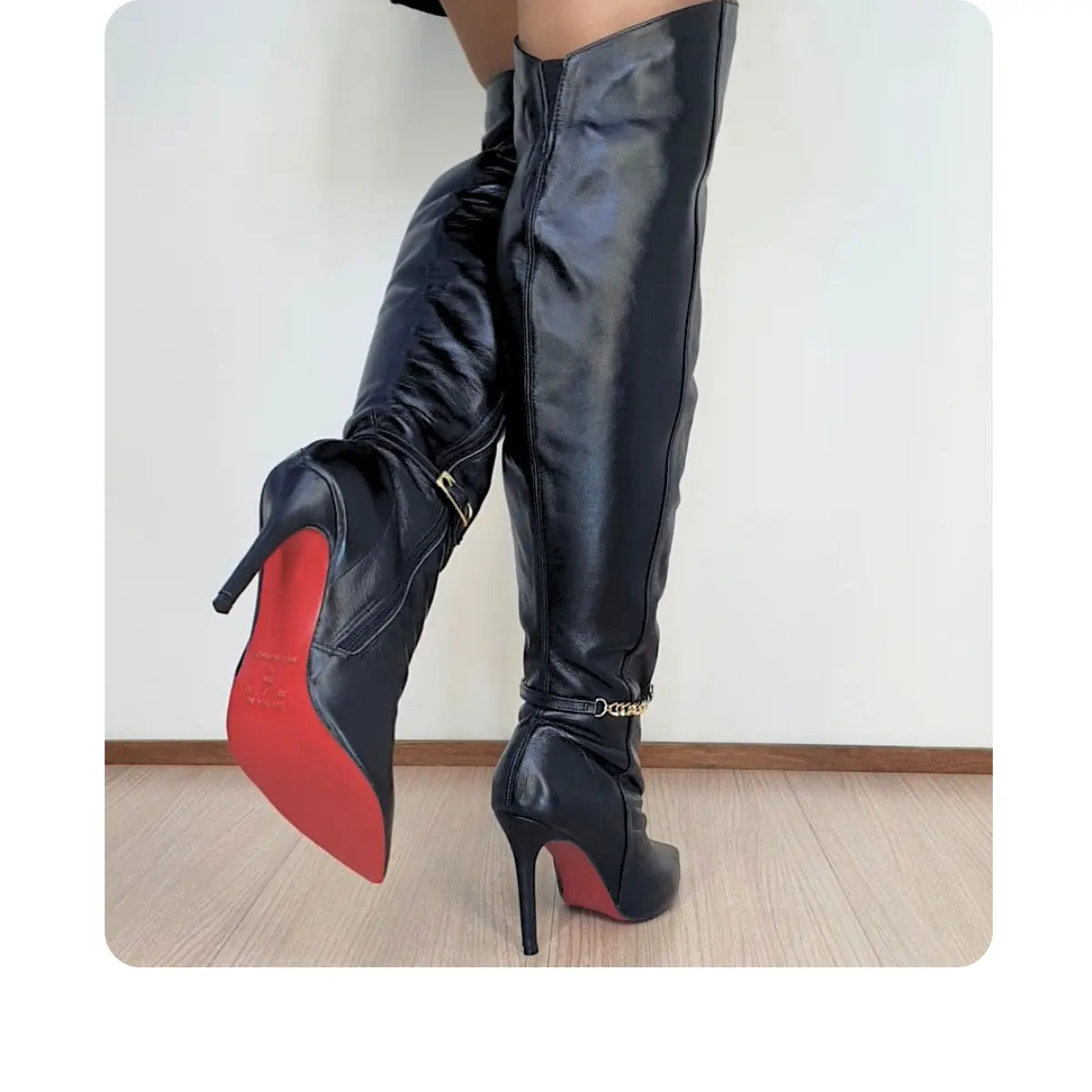 Bota Over The Knee Couro Legítimo Preto Salto Alto Varia de 10cm a 12cm Sola Vermelha Enfeite Removível