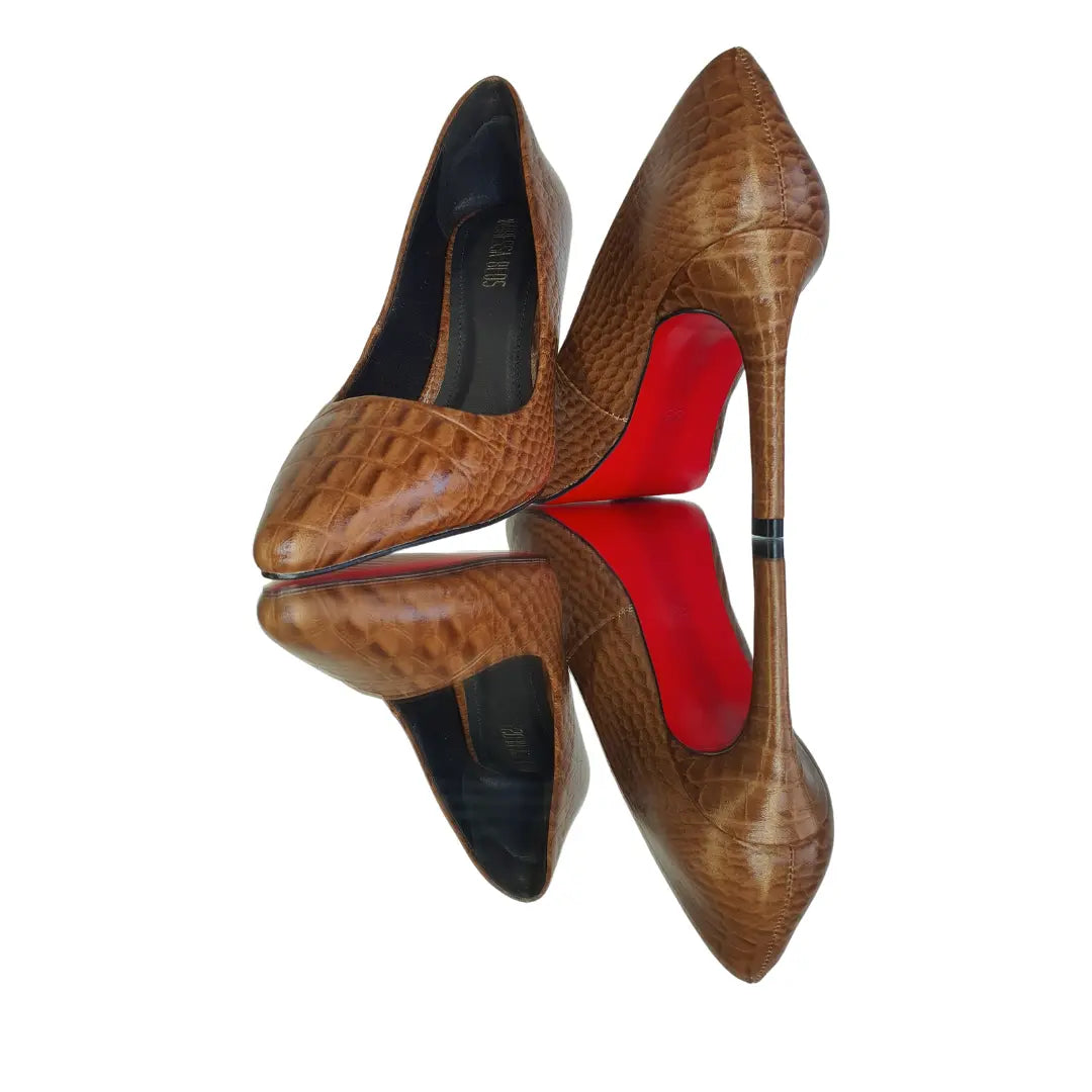 Scarpin Couro Legítimo Caramelo Croco Salto Alto 10cm Sola Vermelha