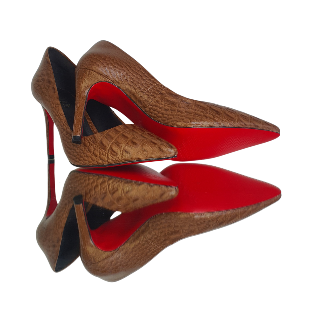 Scarpin Couro Legítimo Caramelo Croco Salto Alto 10cm Sola Vermelha