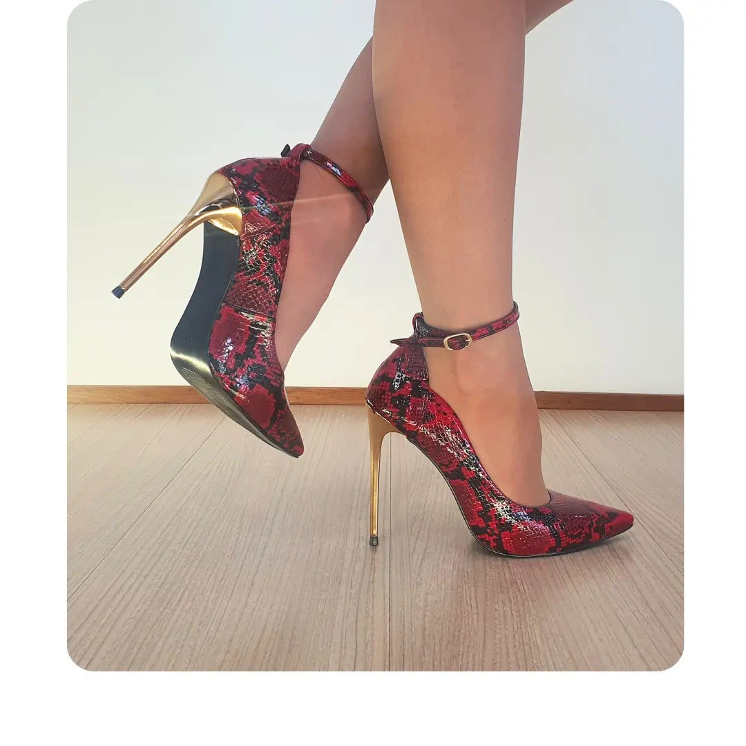 Scarpin Couro Legítimo Vermelho Cobra Salto Dourado 12cm Sola Preta