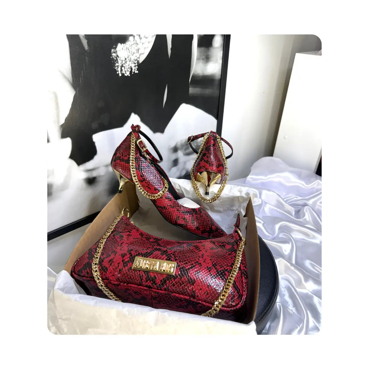 Scarpin Couro Legítimo Vermelho Cobra Salto Dourado 4cm Sola Preta