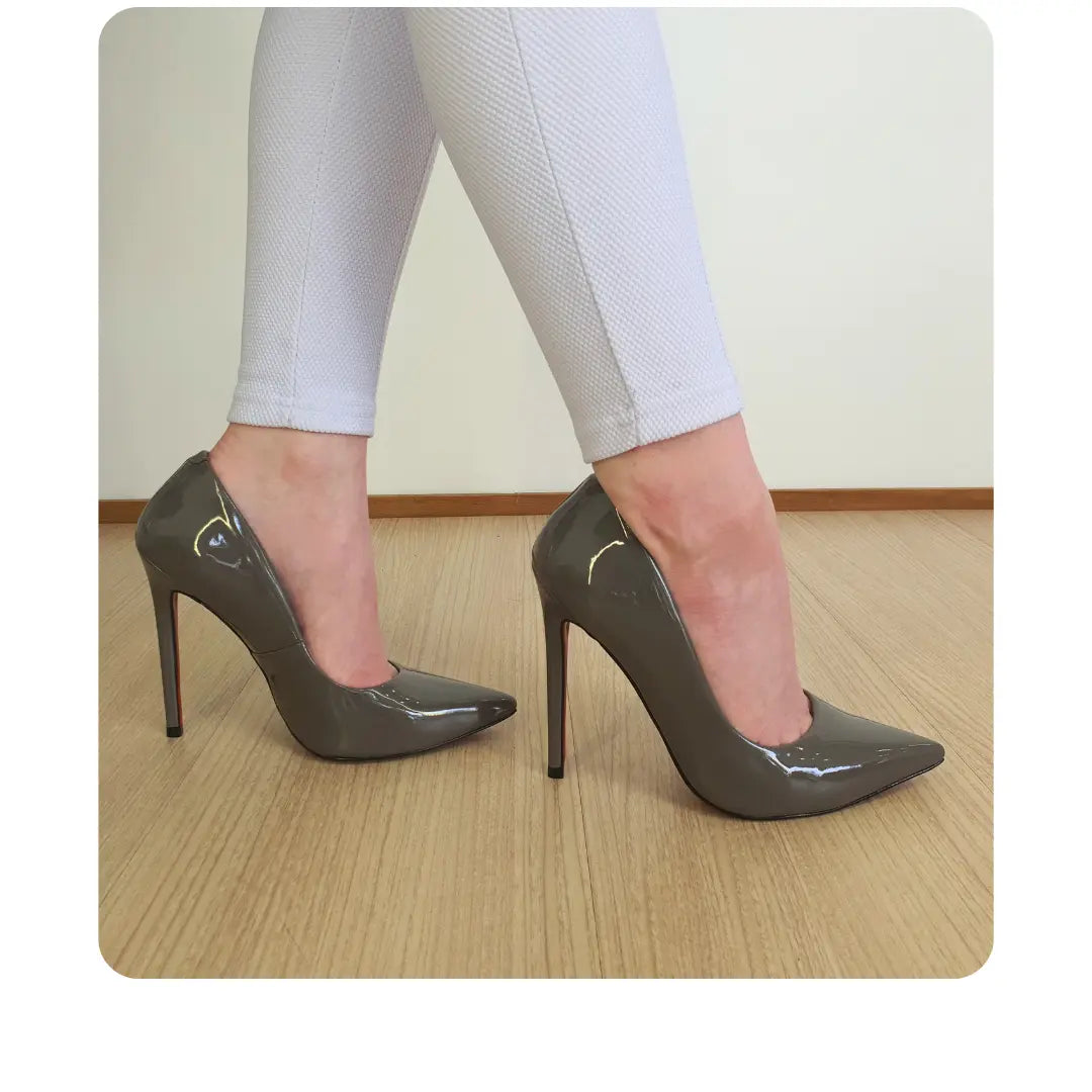 Scarpin Cinza Verniz Salto Alto 12cm Sola Vermelha