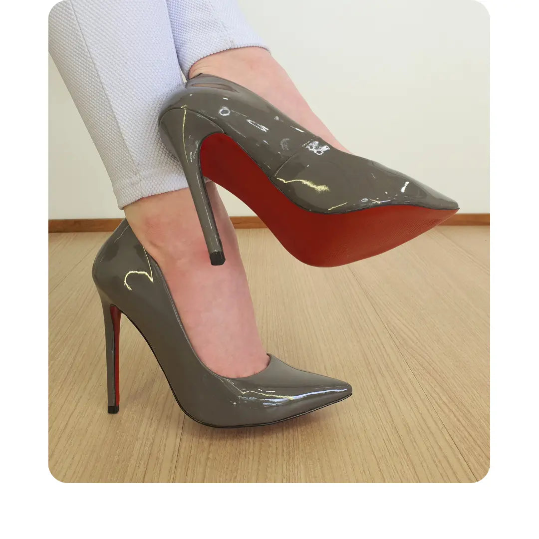 Scarpin Cinza Verniz Salto Alto 12cm Sola Vermelha