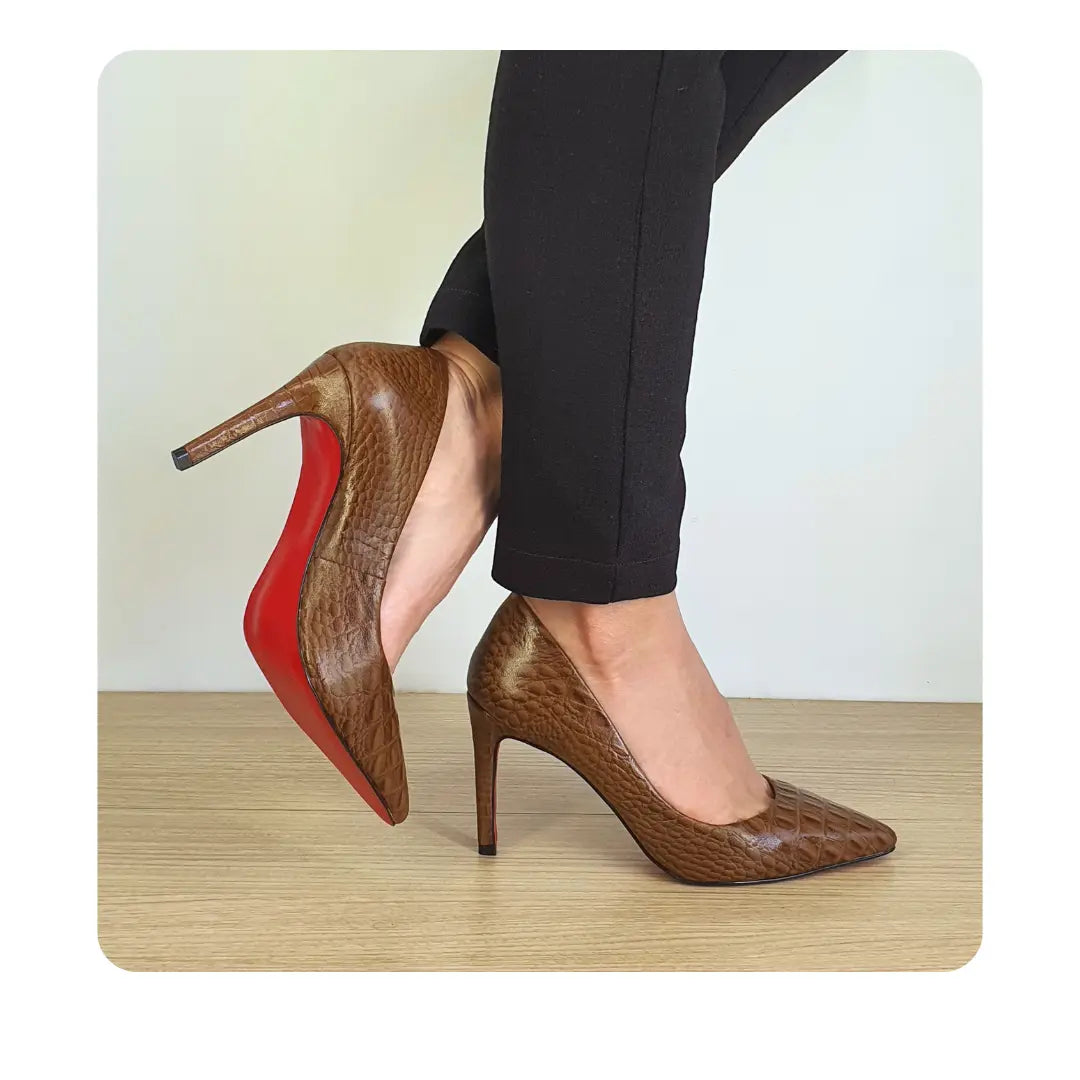 Scarpin Couro Legítimo Caramelo Croco Salto Alto 10cm Sola Vermelha