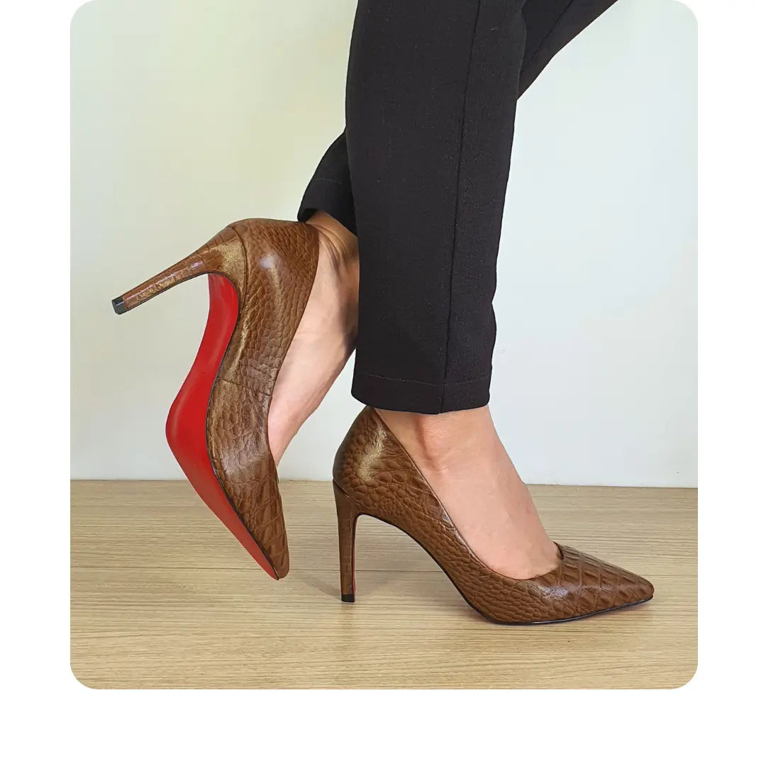 Scarpin Couro Legítimo Caramelo Croco Salto Alto 10cm Sola Vermelha