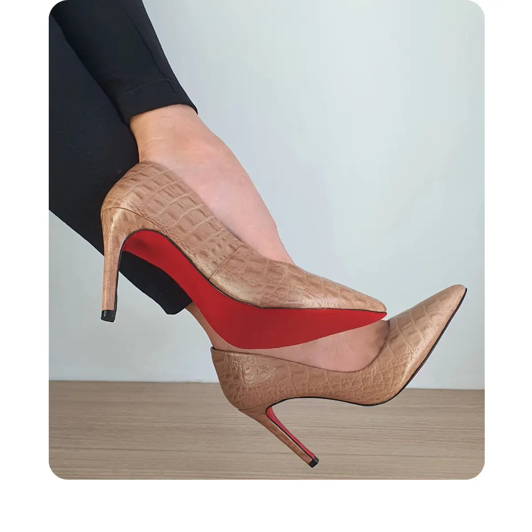 Scarpin Couro Legítimo Nude Croco Salto Alto 10cm Sola Vermelha