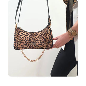 Bolsa Onça Estampada Pequena Corrente Dourada Com Alça de Mão e Tiracolo Removível Modelo Paris