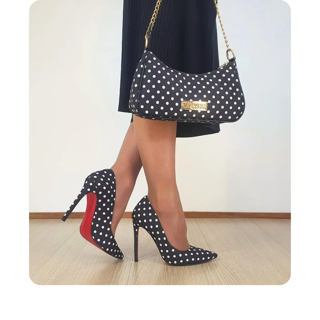 Bolsa Preto Poá Pequena Corrente Dourada Com Alça de Mão e Tiracolo Removível Modelo Paris