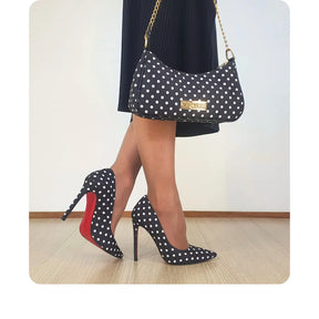 Bolsa Preto Poá Pequena Corrente Dourada Com Alça de Mão e Tiracolo Removível Modelo Paris