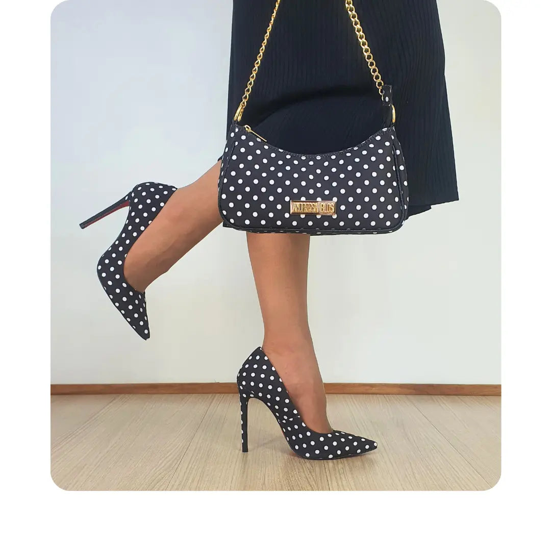 Bolsa Preto Poá Pequena Corrente Dourada Com Alça de Mão e Tiracolo Removível Modelo Paris