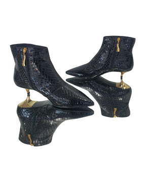 Bota Couro Legítimo Preto Verniz Croco Salto Dourado  4cm Sola Preta