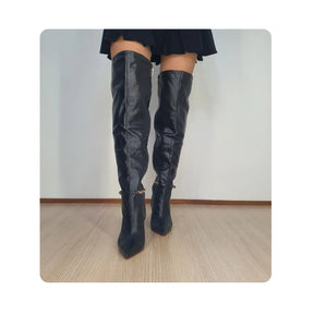 Bota Over The Knee Couro Legítimo Preto Salto Alto Varia de 10cm a 12cm Sola Vermelha Enfeite Removível