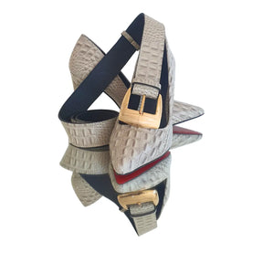 Kit Scarpin e Cinto Couro Legítimo Off White Croco Salto Alto 10cm Sola Vermelha