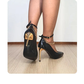 Scarpin Couro Legítimo Preto Veniz Croco Salto Alto Dourado 10cm Sola Preta