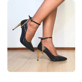 Scarpin Couro Legítimo Preto Veniz Croco Salto Alto Dourado 10cm Sola Preta