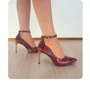 Scarpin Couro Legítimo Vermelho Cobra Salto Dourado 10cm Sola Preta