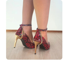 Scarpin Couro Legítimo Vermelho Cobra Salto Dourado 10cm Sola Preta