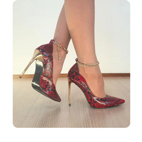 Scarpin Couro Legítimo Vermelho Cobra Salto Dourado 12cm Sola Preta