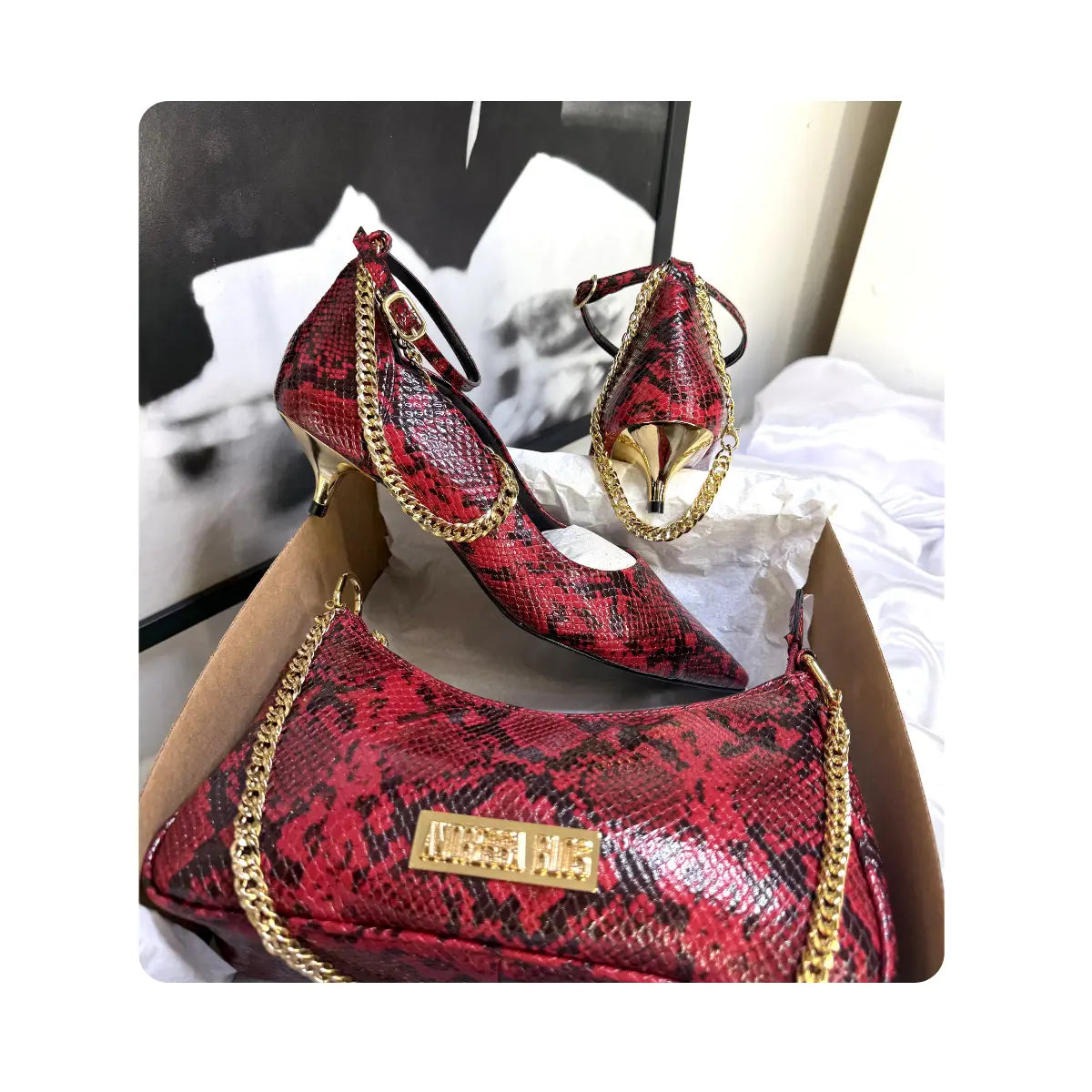 Scarpin Couro Legítimo Vermelho Cobra Salto Dourado 4cm Sola Preta