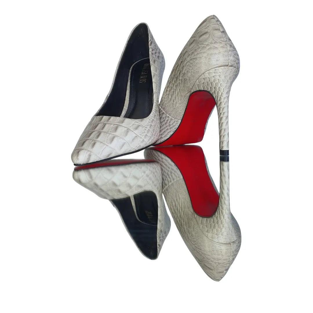 Scarpin Couro Legítimo Off White Croco Salto Alto 10cm Sola Vermelha
