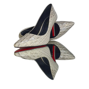 Scarpin Couro Legítimo Off White Croco Salto Alto 10cm Sola Vermelha