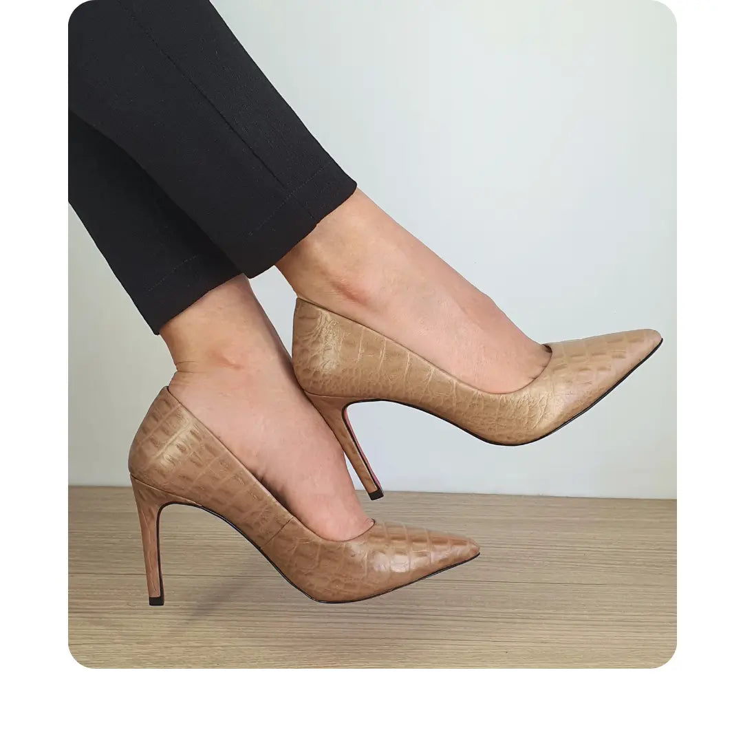 Scarpin Couro Legítimo Nude Croco Salto Alto 10cm Sola Vermelha